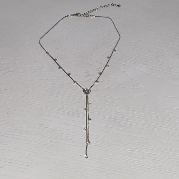 Elegant Silver Tone Necklace with Rhinestone Accents Floral Shaped Rhinestone - Picture 5 of 7